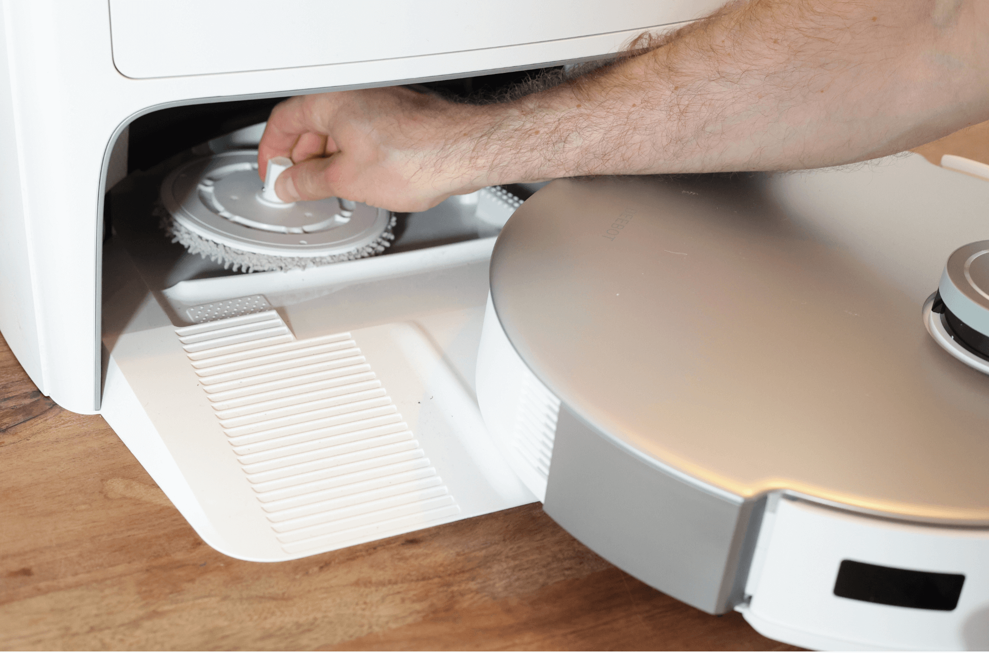 Die Noppen-Platte der Moppreinigungsstation des ECOVACS DEEBOT T20 OMNI ist zu sehen.